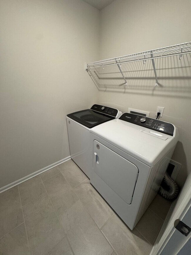 Building Photo - Beautiful 3BR 2.5 Townhouse w/ 2-Car Garage •  EV Plug • Quartz Island • End Unit in Charlotte