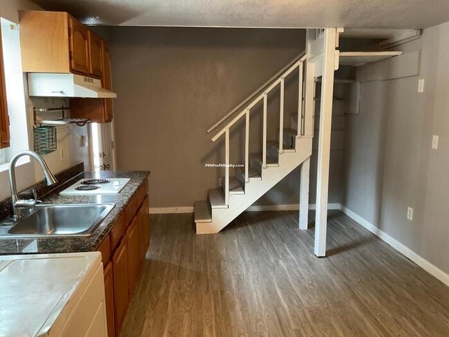 Building Photo - Two Story One Bedroom Apartment