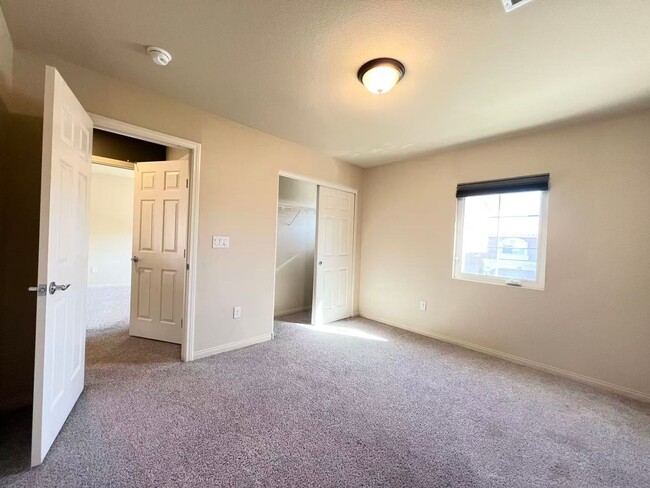 Building Photo - Beautiful 2 story single house