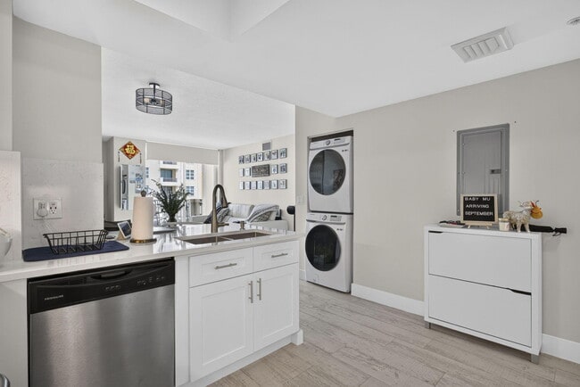 Building Photo - 403 S Sapodilla Ave