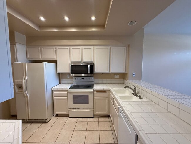 Building Photo - Beautiful 2 Bed, 2.5 Bath Townhome in Desi...