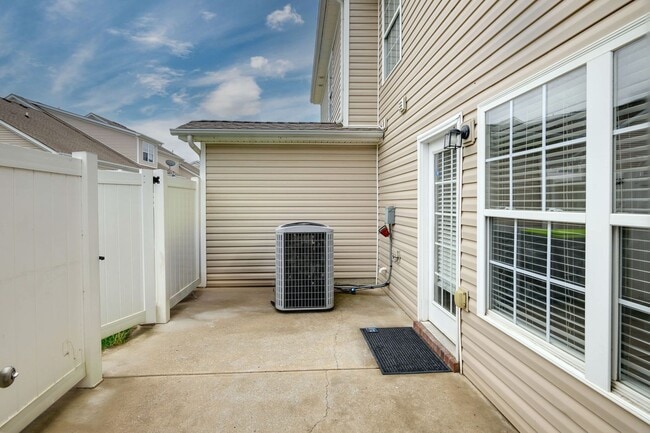 Building Photo - Lee Crossing Neighborhood, Easy access to ...
