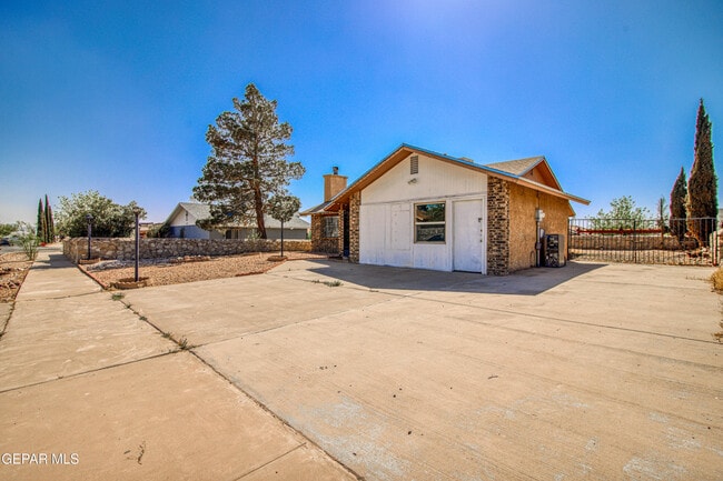 Building Photo - 1005 Southwestern Dr