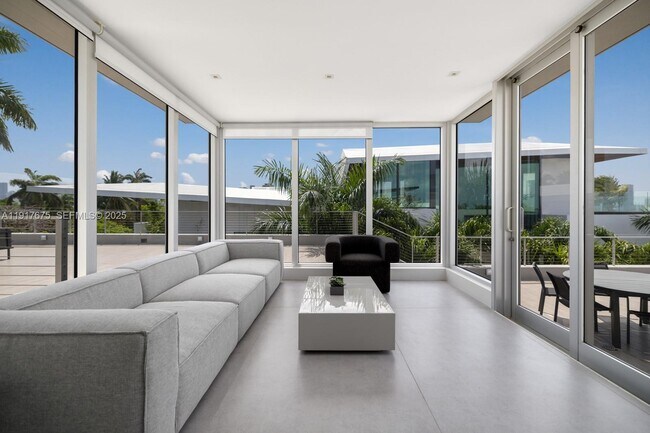 Building Photo - 1379 N Venetian Way