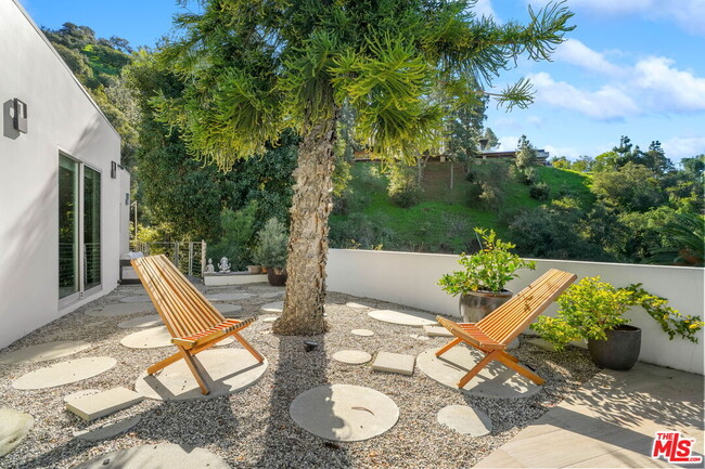 Building Photo - 2615 La Cuesta Dr