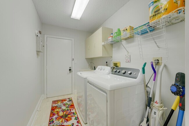 Building Photo - 7136 Ashford Ln