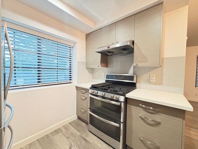 Building Photo - Beautiful 2 Bedroom 2 Bath Condo