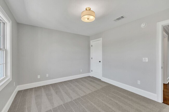 Building Photo - Luxury 4BR Home with River Views & Entertainer’s Bonus Room