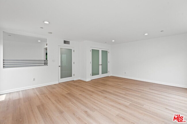Building Photo - 900 N W Knoll Dr