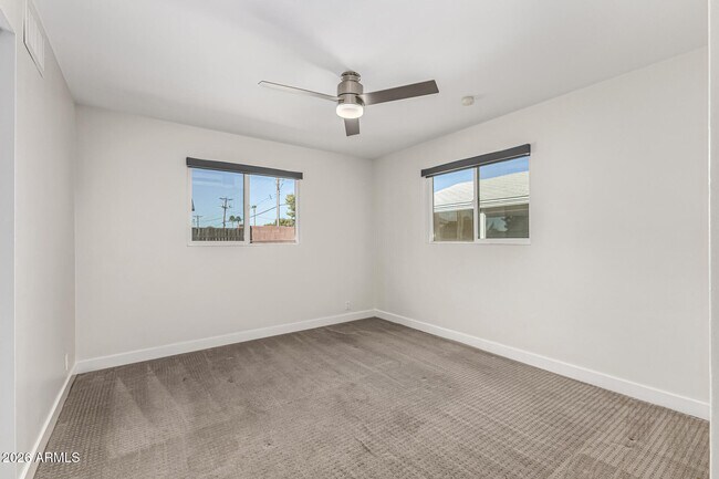 Building Photo - 3930 E Oak St