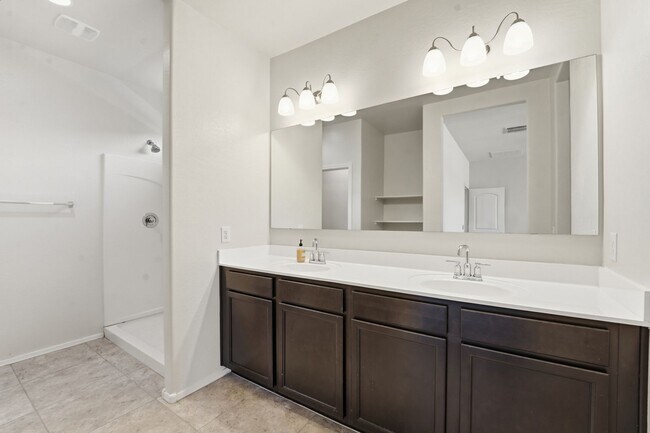 Building Photo - Stylish 3BR Home with Granite Counters + Community Parks & Splash Pads