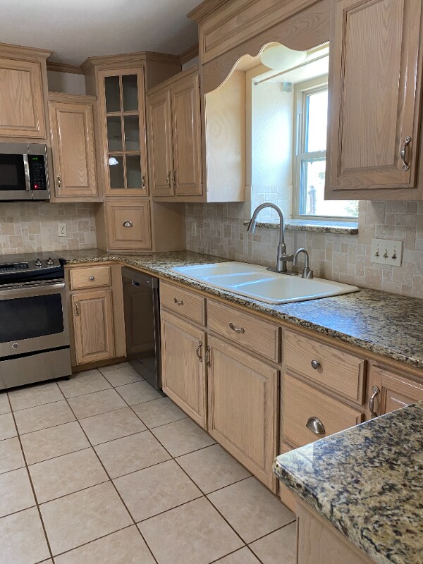 Building Photo - 6014 Castle Oaks