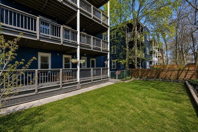 Building Photo - 33 Rosemont St