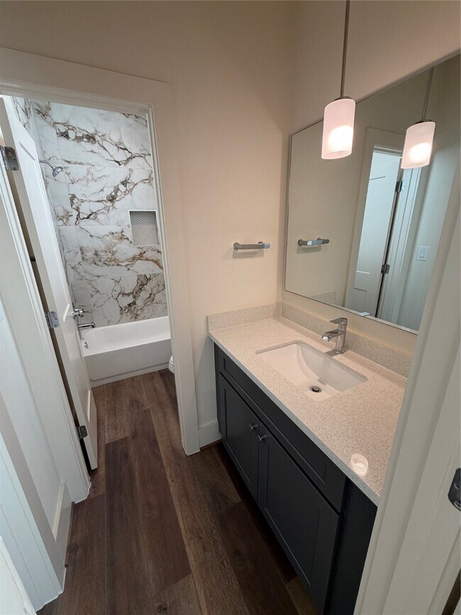 Building Photo - 879 Rachel St