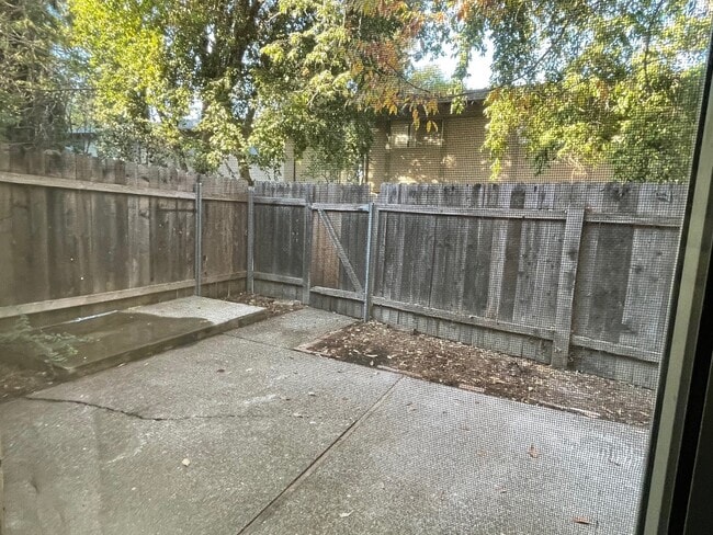 Building Photo - 1575 Drake Dr