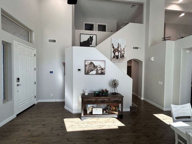 Building Photo - Beautiful fully furnished 4-bedroom, 2.5-bath home located near downtown Gilbert!