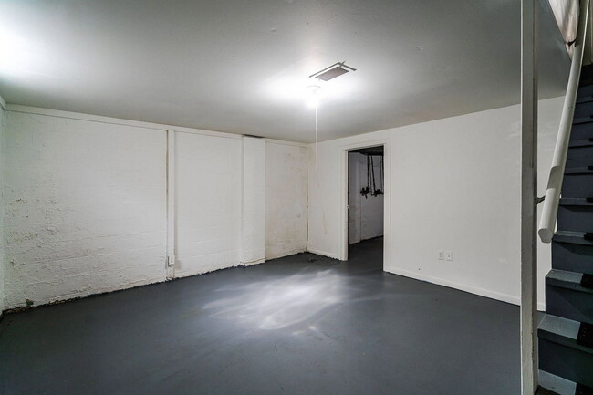 Building Photo - 656 Riverview Dr