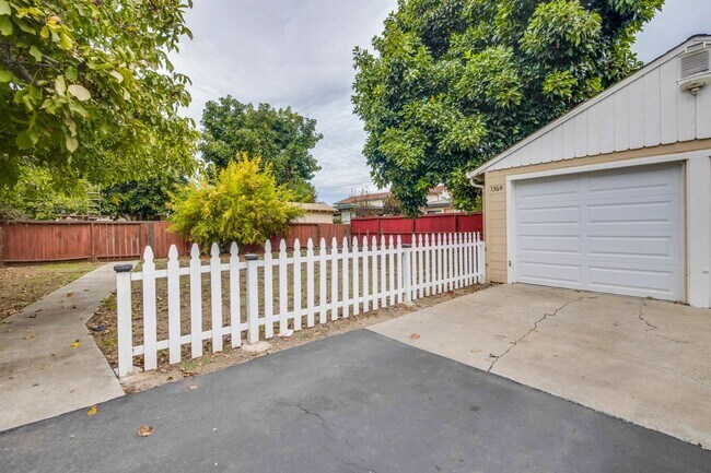 Building Photo - I Street