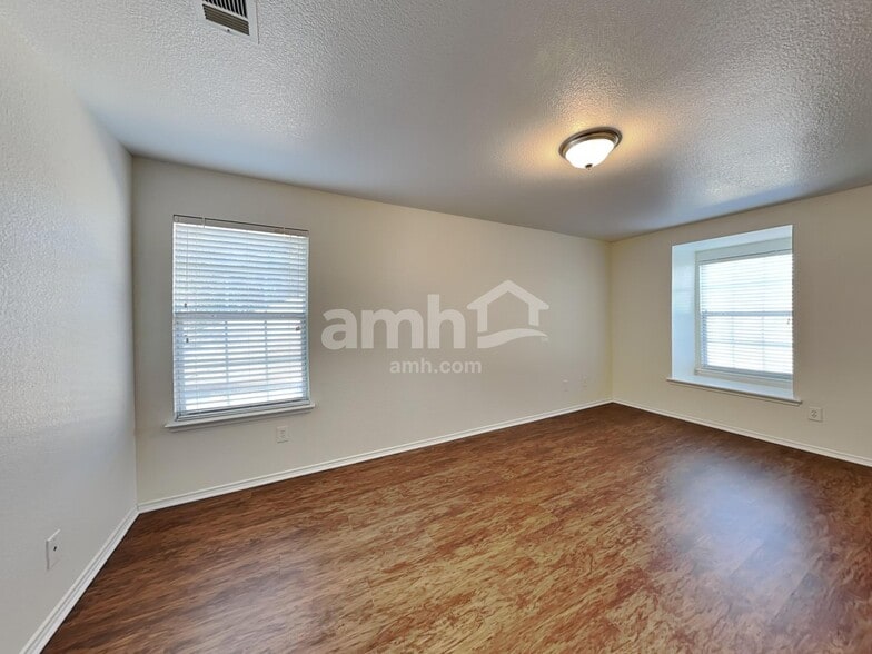 Building Photo - 2203 Terrell Dr