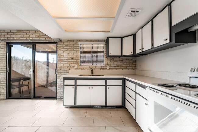 Building Photo - Immaculate two story townhome style condo ...