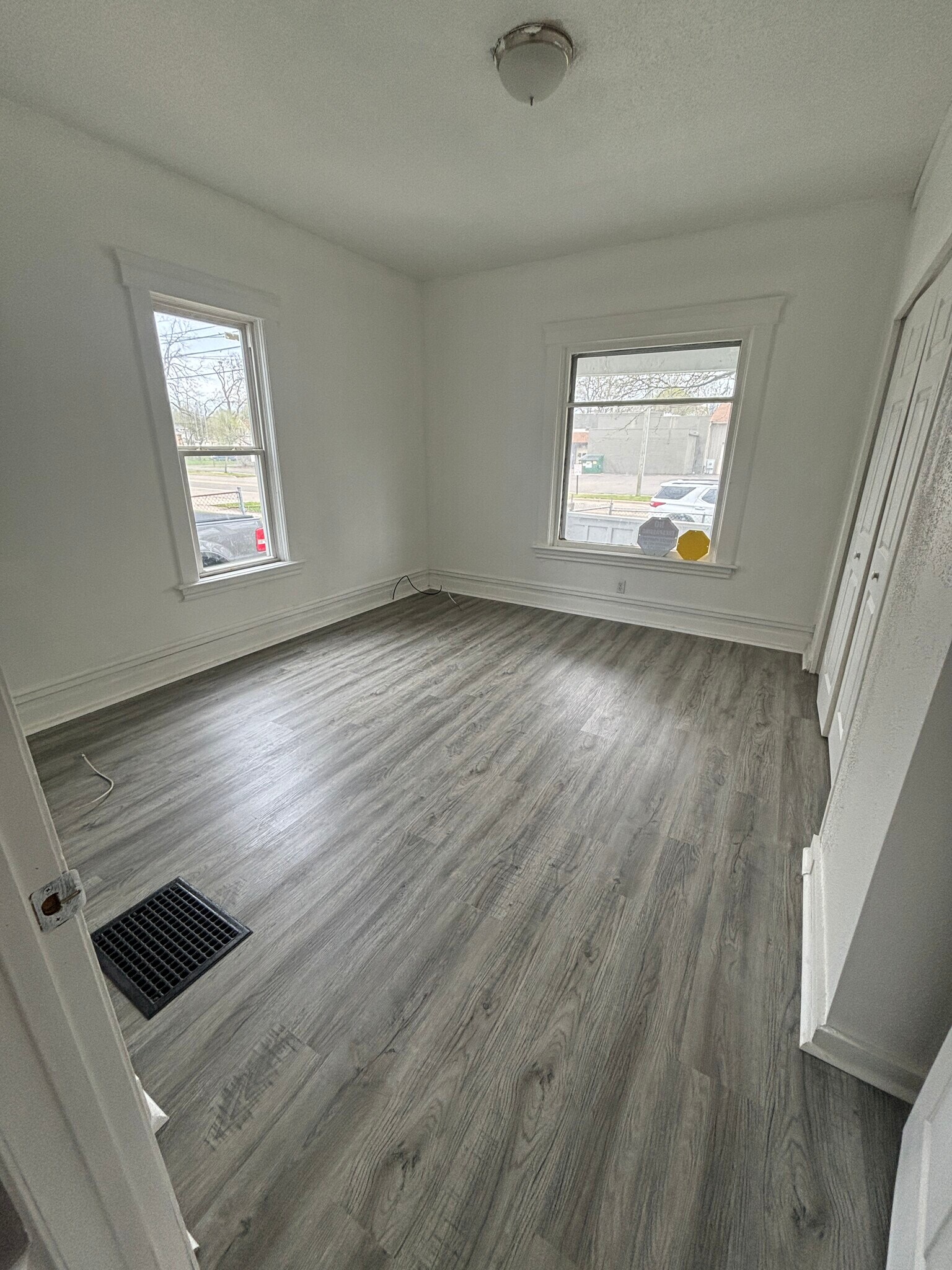 Building Photo - 633 W North St