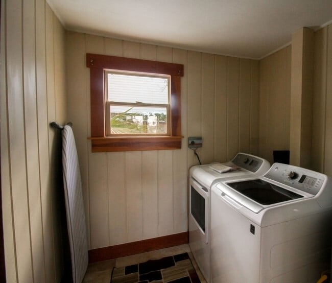 Building Photo - Zara's Cottage: Fully Furnished,  blocks t...