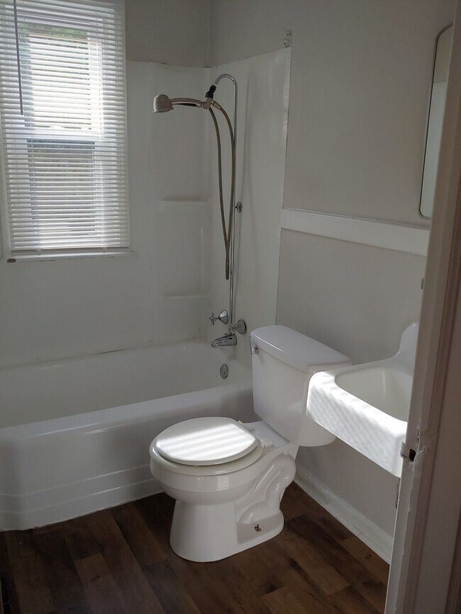 Building Photo - 602 Warren St