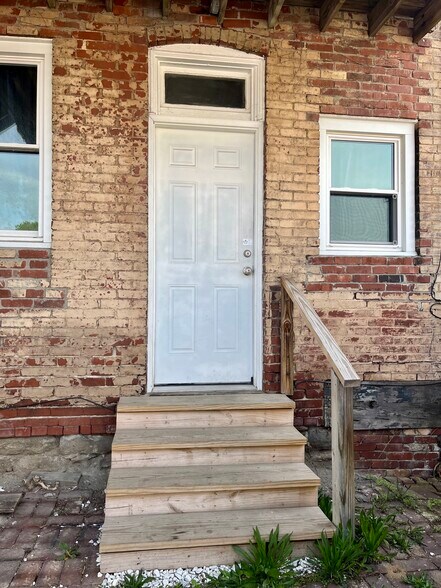 Building Photo - 7529 Roslyn St
