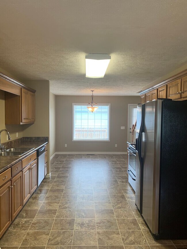Building Photo - COMING SOON...3 Bedroom in GREAT LOCATION in the Center of Town!