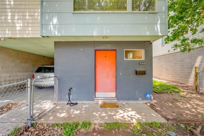 Building Photo - 708 E 45th St
