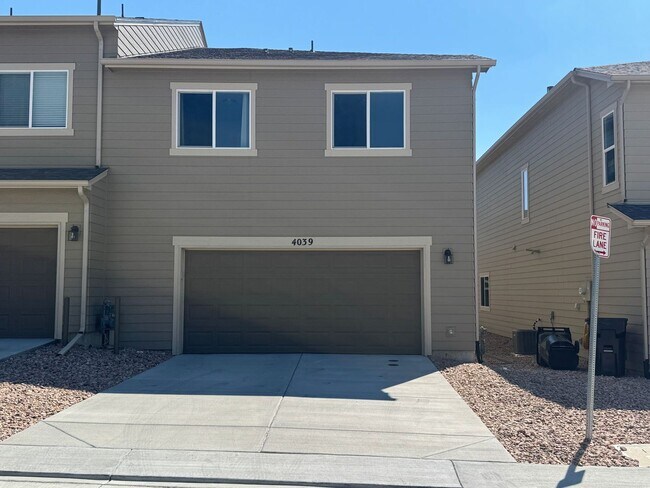 Building Photo - Newer and Spacious 3 Bedroom Townhome