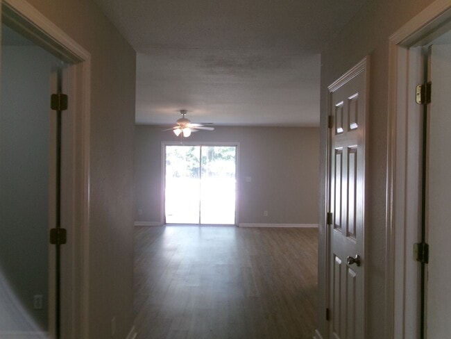 Building Photo - 3 bedroom, 2 bath home in the Inverness Community