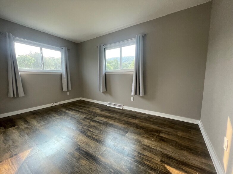 Building Photo - 627 Docs Ln