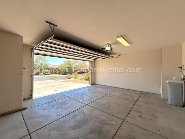 Building Photo - Darling 4 bed, 2 bath home w/2 car garage