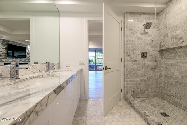 Building Photo - 7117 E Rancho Vista Dr