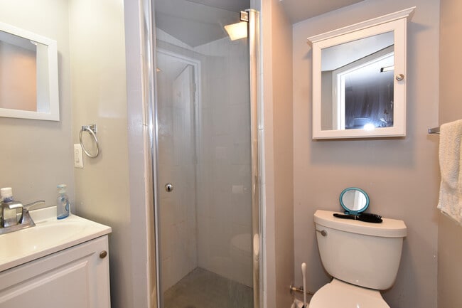 Building Photo - Fantastic 4 Bedroom, 3 Full Bathroom, Close in Bethesda Home!