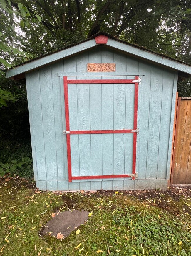 Building Photo - Comfy, four bedroom home in East Medford |...