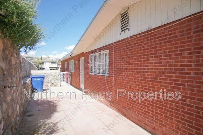 Building Photo - 2414 Silver