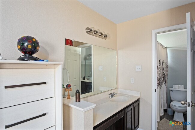Building Photo - 504 Lakota Ln
