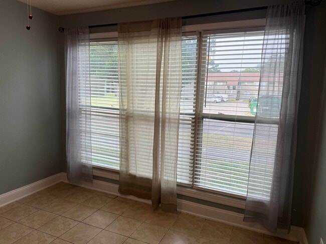 Building Photo - 2000 Greens Blvd