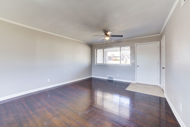 Building Photo - Gorgeous Midtown 3 Bedroom Remodel!