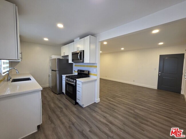 Building Photo - 707 Strand St