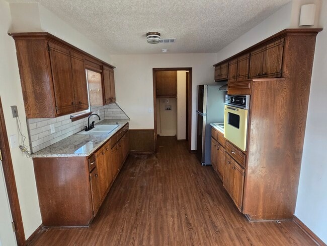 Building Photo - 700 Claremont Dr