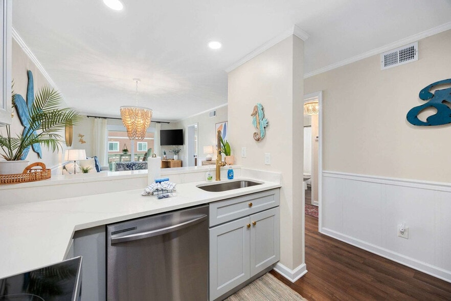 Building Photo - 824 N Waccamaw Dr