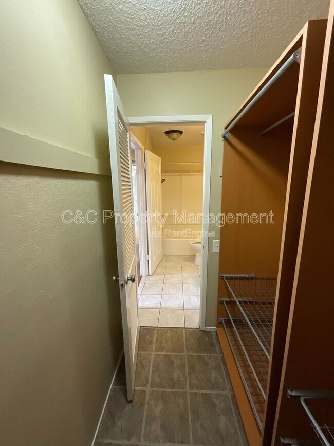 Building Photo - 3872 Tiverton Dr