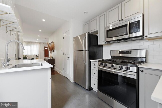 Building Photo - 1902 E Hagert St