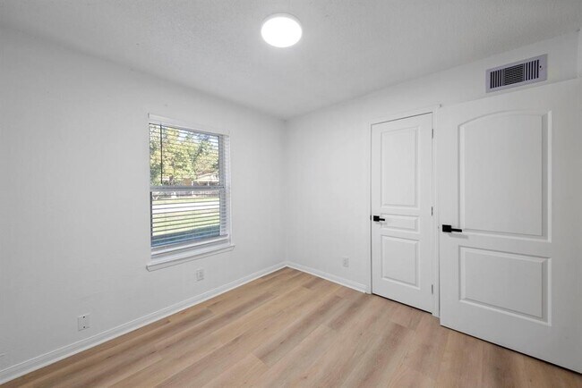 Building Photo - 700 Lyle W Ave