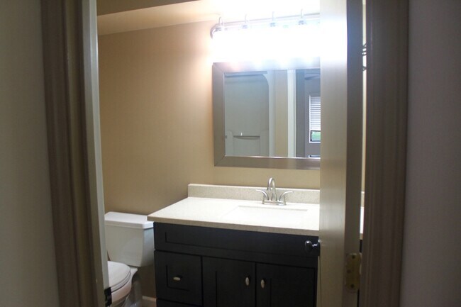 Building Photo - 2BR 2 Full Bath Condo with Modern Upgrades – Near Downtown Harrisonburg!