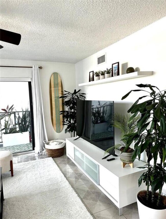 Building Photo - 1975 SE 3rd St