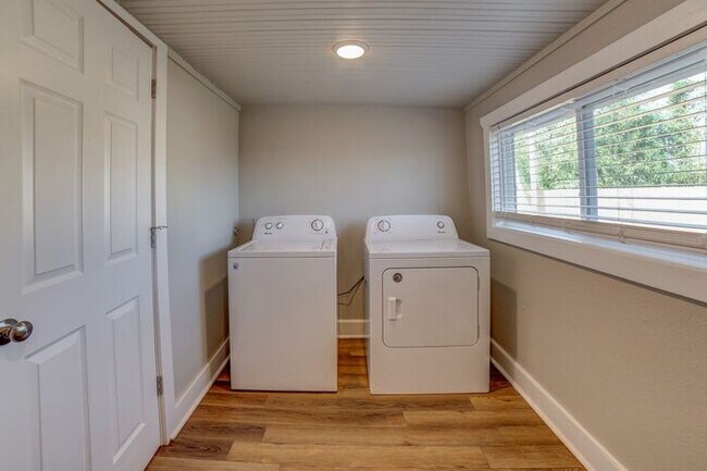 Building Photo - Dreamy Craftsman 3/2 Expertly Remolded